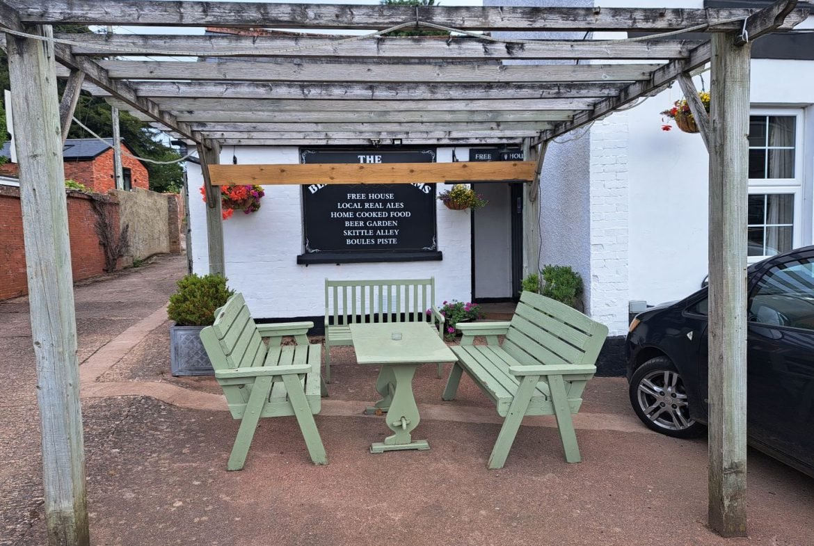 DETACHED FREEHOLD PUB IN AFFLUENT EAST DEVON VILLAGE