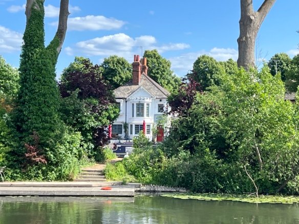 Freehold Riverside Pub & Business with Accommodation – Reading