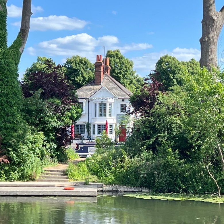 Freehold Riverside Pub & Business with Accommodation – Reading